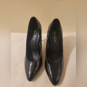 Women's Mint Size 7 Black Heels